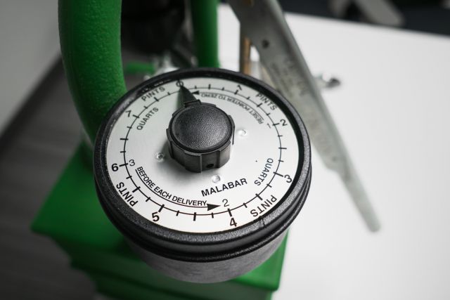 Malabar 250 – 2-Gallon Turbine Oil Dispenser | Pilot John