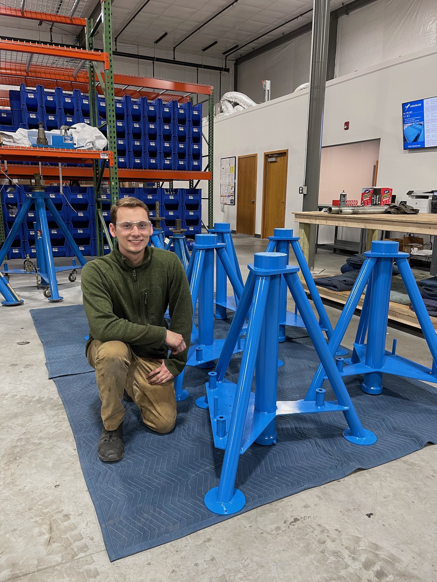 Aircraft Jack Service with GSE Service Tech
