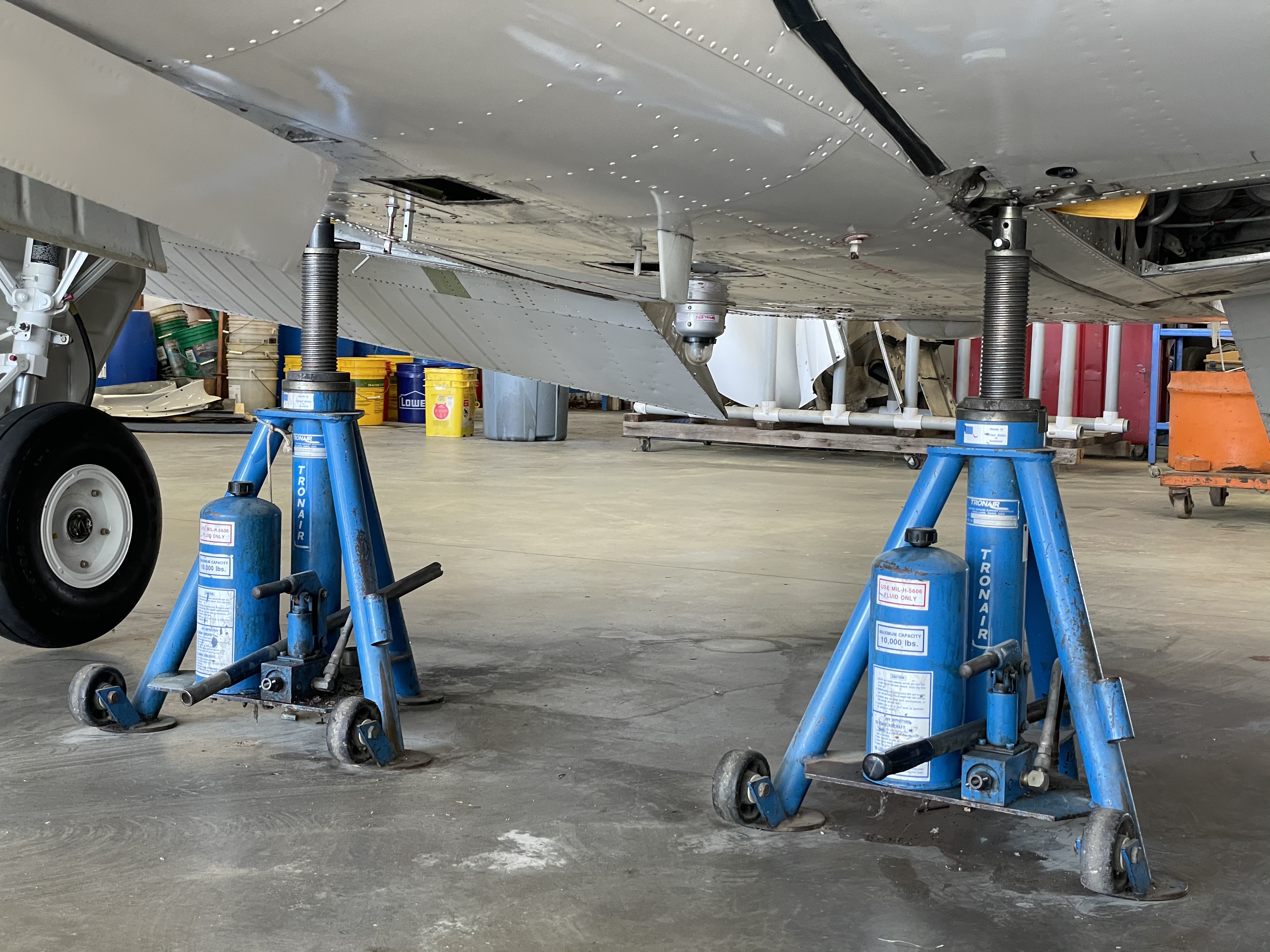 Aircraft Jacks (Tripod Jacks) in Action, Lifting an Airplane