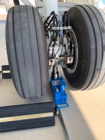 Tronair 02-7813C0100 &ndash; 12-Ton Aircraft Axle Jack in Use