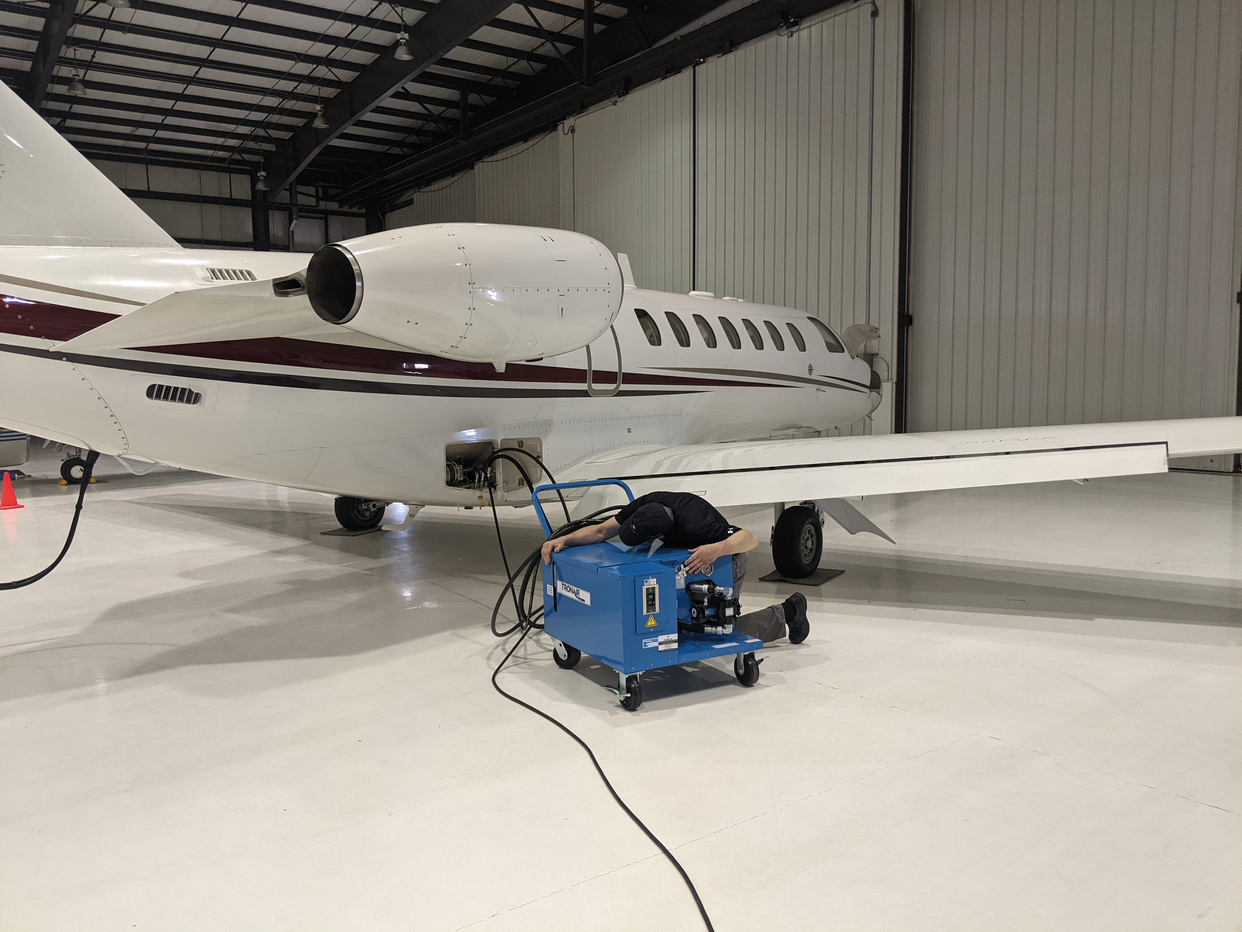 Tronair hydraulic power unit (HPU) connected to an aircraft